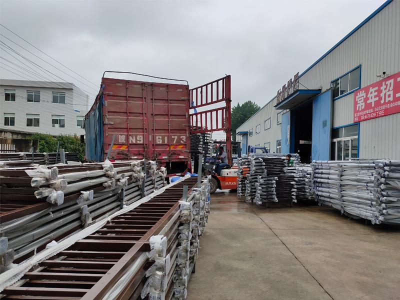 金用護(hù)欄2020年7月17日下午鋅鋼玻璃護(hù)欄產(chǎn)品裝車發(fā)貨！