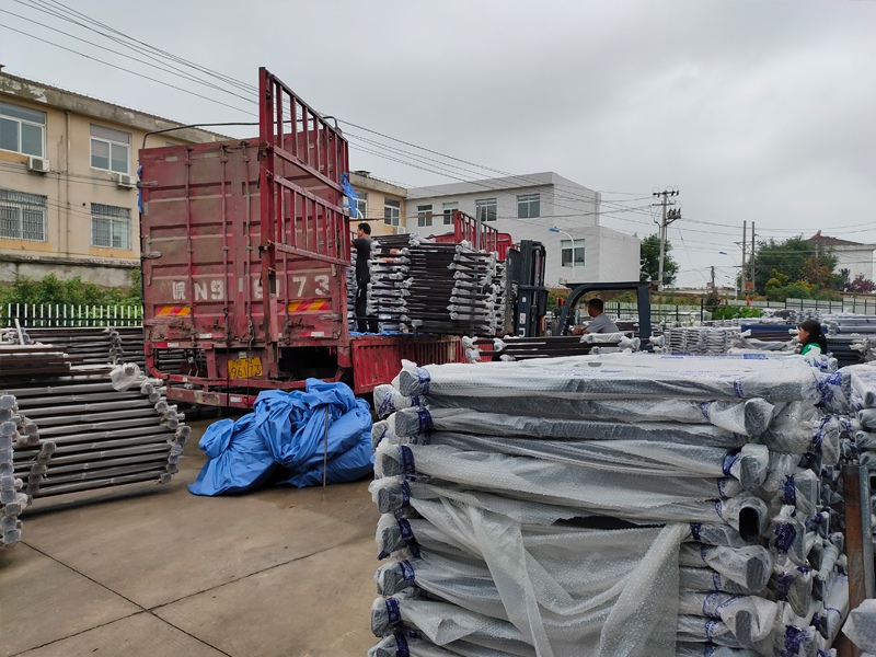 金用護(hù)欄2020年7月17日下午鋅鋼玻璃護(hù)欄產(chǎn)品裝車發(fā)貨！