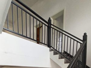 鋅鋼樓梯扶手和不銹鋼樓梯扶手誰(shuí)更值得買(mǎi)？答案在這里！
