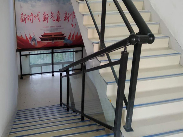 定制建筑工程樓梯扶手，從這兩款中選擇省心又省錢！