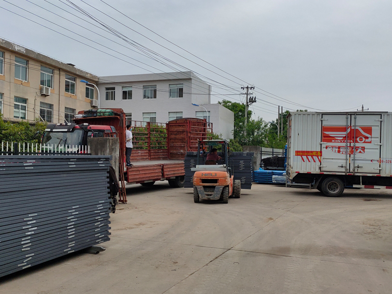 金用護(hù)欄2022年5月26日鋅鋼百葉窗裝車(chē)發(fā)貨！